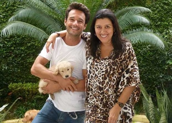 Rodrigo Santoro posa com Regina Cas e o cachorrinho Robson (dezembro/2010)