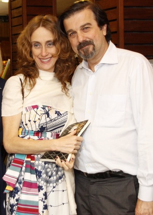 Betty Gofman e o marido Hugo Barreto em noite de autógrafos de livro de Ilana Casoy (8/11/2010)