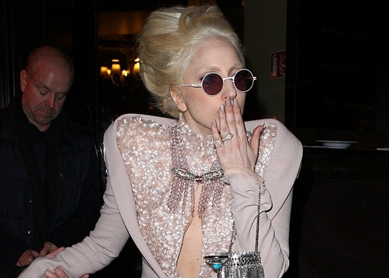 Lady Gaga foi vista a sair do restaurante Andre, em Paris (20/12/10)