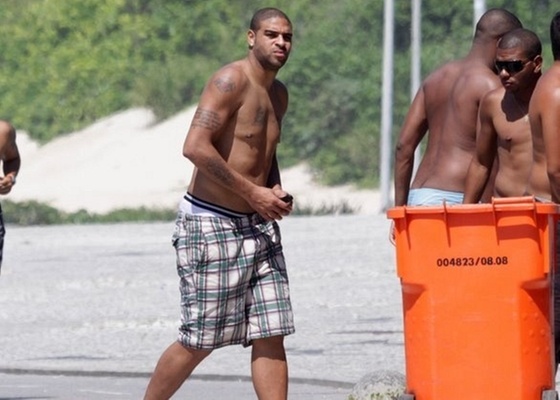 O jogador de futebol Adriano vai  praia no Rio de Janeiro (21/12/10)