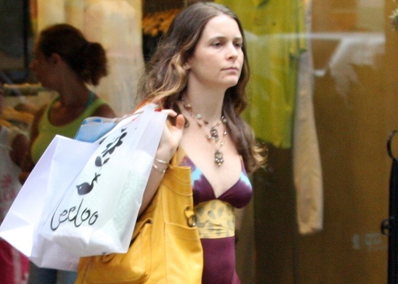 Claudia Abreu faz compras no Leblon (23/12/2010)