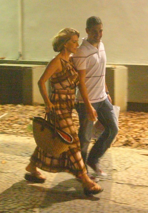 Maitê Proença e Alexandre Colombo deixam shopping na zona sul carioca (29/12/10)