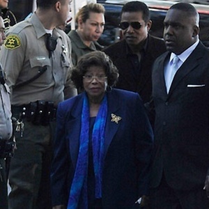 Katherine Jackson (esq.), Jermaine Jackson (de óculos escuros) e LaToya Jackson, mãe e irmãos de Michael Jackson, chegam a tribunal de Los Angeles para audiência preliminar do julgamento por homicídio contra o médico do cantor, Conrad Murray (4/1/2011)