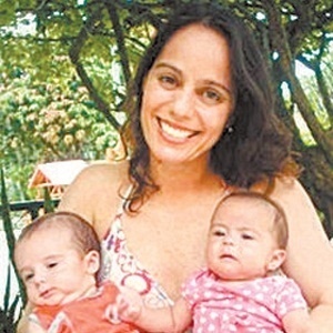 Cláudia Mauro posta foto ao lado dos gêmeos (4/1/2011)