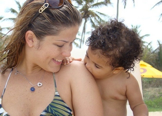 Samara Felippo e a filha Alícia na praia (janeiro/2011)