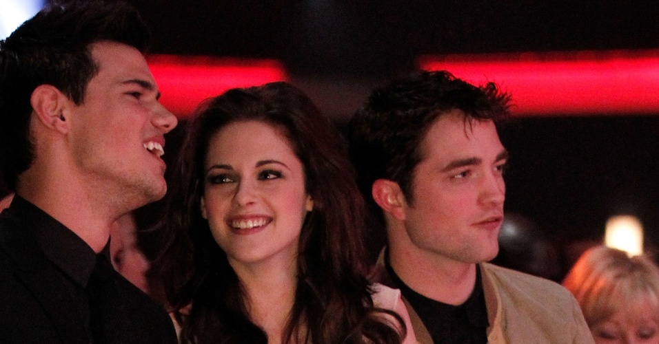 Taylor Lautner, Kristen Stewart e Robert Pattinson na plateia do People's Choice Awards, em Los Angeles (5/1/2011)
