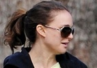 Natalie Portman exibe barriguinha, mesmo usando roupas largas - Brainpix