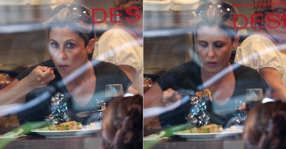 A atriz Guilhermina Guinle é flagrada por um paparazzo durante seu almoço em um restaurante no Leblon, no Rio de Janeiro (11/1/2011)