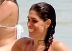 Paula Lavigne troca beijos apaixonados na praia de Ipanema - AgNews