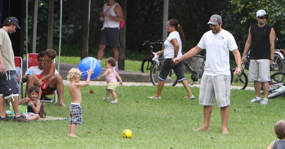 O ator Thiago Lacerda foi com a família ao Bosque da Barra, no Rio de Janeiro. Ele o filho Gael, com a bola azul na mão, brincaram na grama no sábado (15/1/11) 