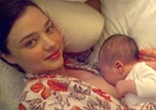 Miranda Kerr publica foto sua amamentando o filho Flynn; veja - Grosby Group