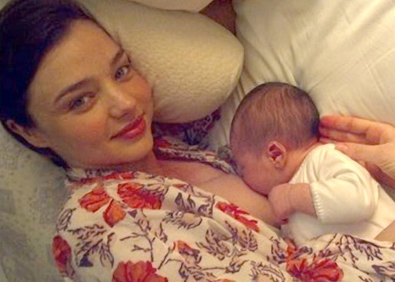 Miranda Kerr publica foto sua amamentando o filho Flynn; veja