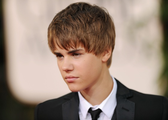 Justin Bieber no tapete vermelho do Globo de Ouro 2011 em Beverly Hills (16/1/2011)
