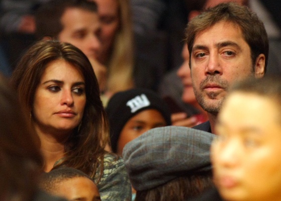 Penélope Cruz e Javier Bardem no jogo entre Miami Heat e Los Angeles Lakers, em Los Angeles (25/12/2010)