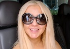 Christina Aguilera atende fã e sorri para fotógrafo na porta do hotel em SP - AgNews