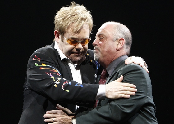 Elton John e Billy Joel (dir.) se abraçam durante show em Anaheim, na Califórnia (30/3/2009)