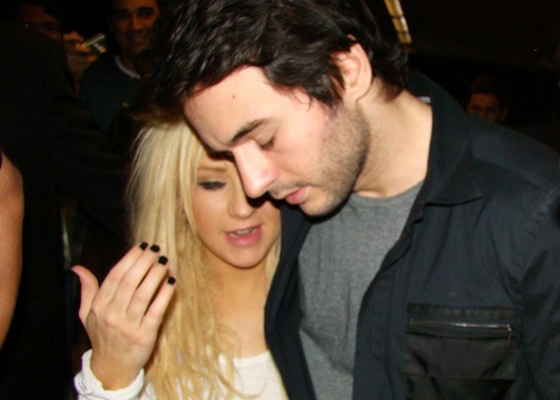 Christina Aguilera e o namorado Matthew Rutler são fotografados embarcando no aeroporto internacional de Guarulhos (4/2/2011)