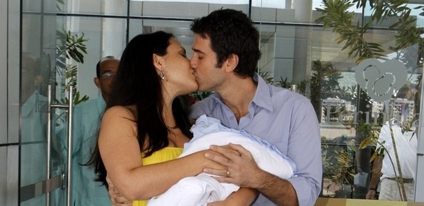 Andrea Leal e Eriberto Leão deixam a maternidade Perinatal da Barra, na zona oeste do Rio (7/2/2011)