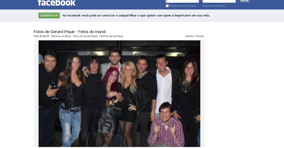 Piqué publica foto de aniversário ao lado da cantora Shakira e amigos, em seu Facebook (6/2/2011)