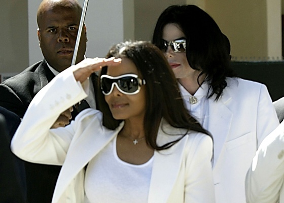 Janet Jackson e Michael Jackson deixam o tribunal de Santa Maria, Califórnia (16/8/2004)