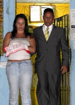 Algemada, Mortágua deixa a Polinter do Grajaú ao lado do advogado, Sylvio Guerra (8/2/2011)