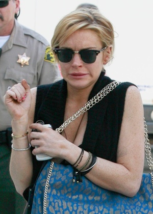 Lindsay Lohan faz uma careta ao chegar ao tribunal de Santa Monica para audincia sobre o colar que sumiu de uma joalheria em Venice, e que a atriz teria roubado (8/2/2011)