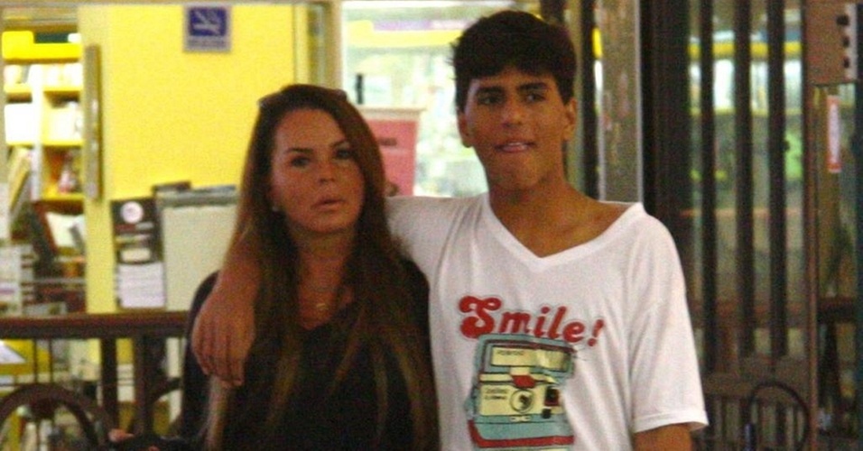 Cristina Mortágua e o filho Alexandre passeiam em shopping do Rio (25/4/10)