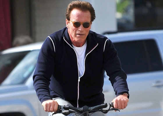 Arnold Schwarzenegger anda de bicicleta nas ruas de Santa Monica, na Califórnia (8/2/2011)