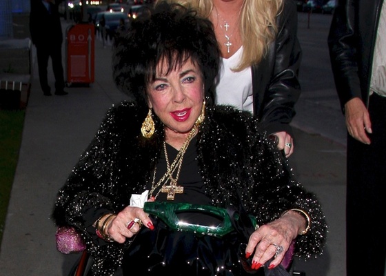 Elizabeth Taylor chegando a restaurante em Beverly Hills (27/5/2010)