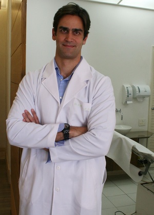 Dr. Guilherme Furtado, do quadro "S.O.S Mais Você", posa em seu consultório no Rio (10/2/2011)