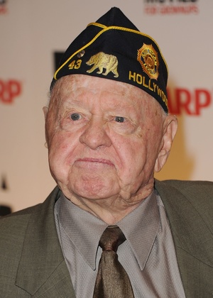 O ator Mickey Rooney no AARP Magazine 10th Annual Movies For Grownups Awards em Beverly Hills (7/2/2011) - Jason Merritt/Getty Images