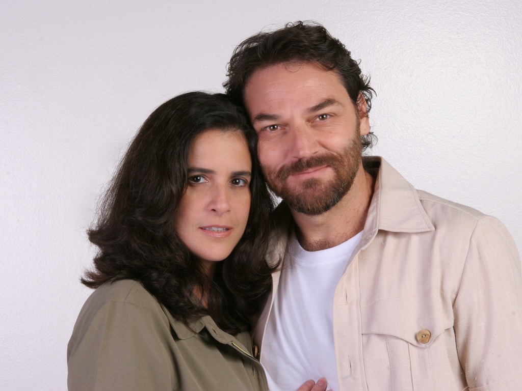 http://m.i.uol.com.br/celebridades/2011/02/20/lucia-verissimo-e-licurgo-spinola-estao-em-amor-e-revolucao-novela-de-tiago-santiago-para-o-sbt-1298224822271_1024x768.jpg