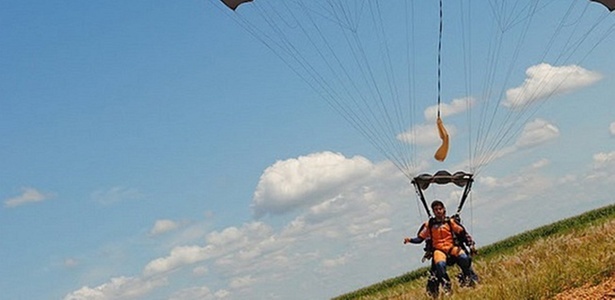 Caio Castro salta de paraquedas 
