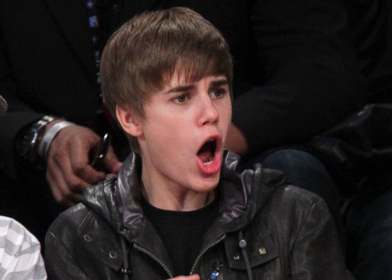 O cantor Justin Bieber torce durante o jogo de basquete NBA All-Star game em Los Angeles (20/2/2011)