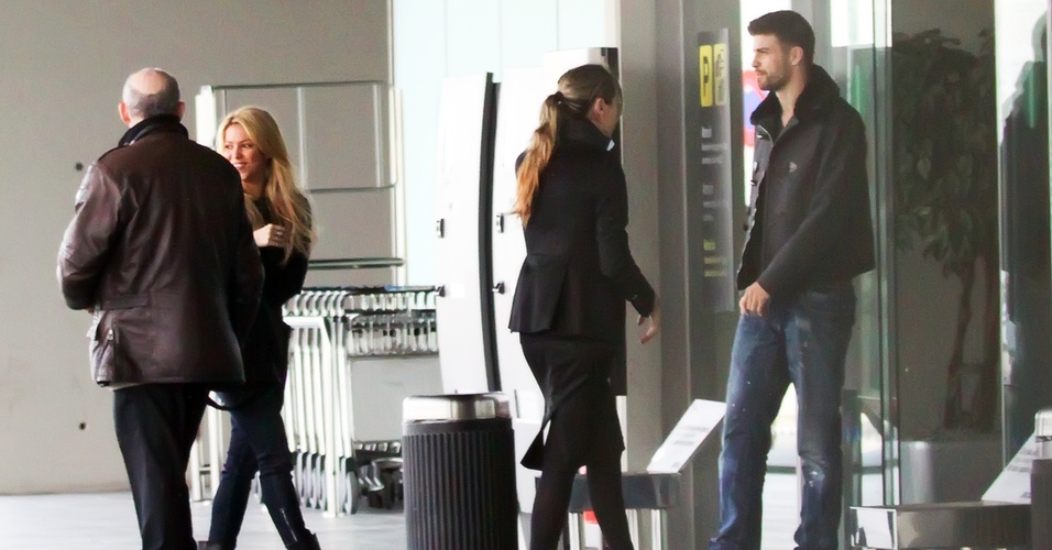 Aumentando ainda mais os rumores de que estão namorando, a cantora Shakira (esq.) e o jogador de futebol Piqué (dir.) são vistos juntos com um grupo de pessoas no aeroporto de Barcelona (21/2/2011)