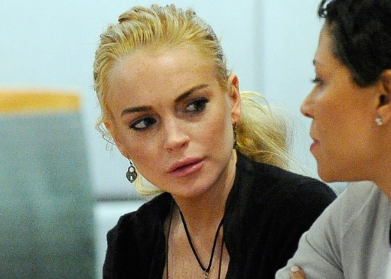 Lindsay Lohan conversa com sua advogada Shawn Holley em tribunal de Los Angeles (23/2/2011). A atriz se declarou inocente do roubo do colar de US$ 2,5 mil