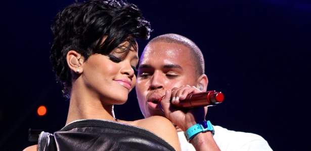 Rihanna e Chris Brown durante apresentação no Z100's Jingle Ball no Madison Square Garden, em Nova York (12/12/2008)