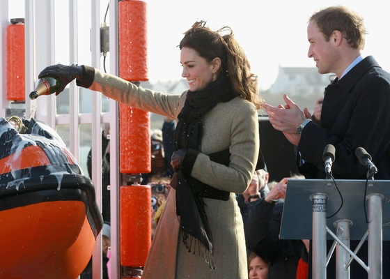 Ao lado do Príncipe William, Kate Middleton derrama champanhe sobre a proa do "Hereford Endeavour", o novo bote salva-vidas da estação de Trearddur Bay, na ilha de Anglesey, no País de Gales (24/2/2011) 