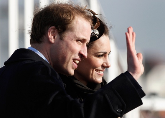Príncipe William e Kate Middleton acenam para moradores da ilha de Anglesey, no País de Gales (24/2/2011)