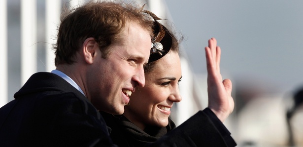 O príncipe William e Kate Middleton acenam para os moradores da ilha de Anglesey, no País de Gales (24/2/2011) - Getty Images