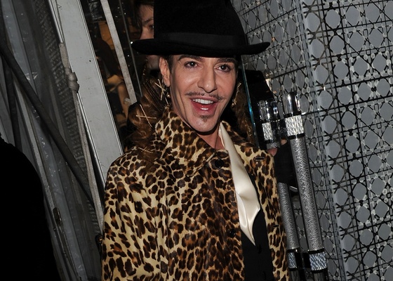 John Galliano em festa da marca Dior em Nova York (8/12/2010)