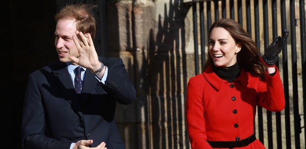 Príncipe William e Kate Middleton acenam durante visita a Universidade St Andrews, na Escócia, onde os dois se conheceram (25/2/2011)