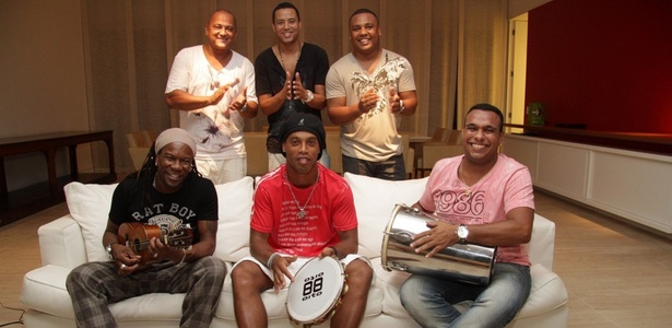 Ronaldinho Gaúcho recebe os integrantes do grupo Samba Pra Gente em sua casa, na Barra (24/2/11)