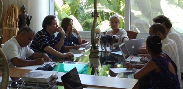 Xuxa em reunião em sua casa (24/2/2011)
