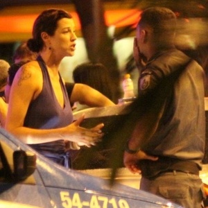 Luana Piovani conversa com policial em frente ao restaurante Diagonal, no Leblon (27/2/2011). A atriz chamou a polícia para retirar o ator Dado Dolabella da pizzaria em frente