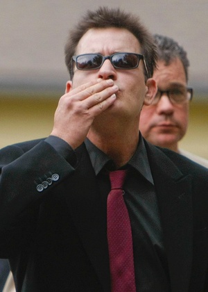 Charlie Sheen manda beijos para os fs ao chegar a um tribunal em Aspen, Colorado (2/8/2010)