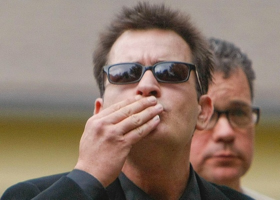 Charlie Sheen manda beijos para os fãs ao chegar a um tribunal em Aspen, Colorado (2/8/2010)