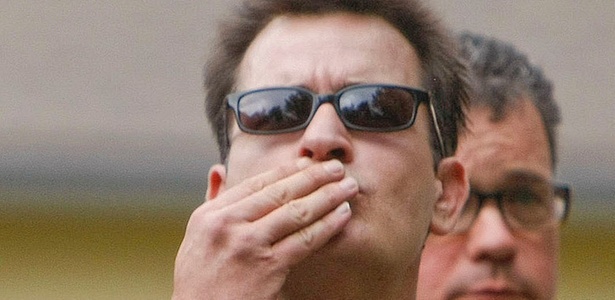 Charlie Sheen manda beijos para os fãs ao chegar a um tribunal em Aspen, Colorado (2/8/2010)