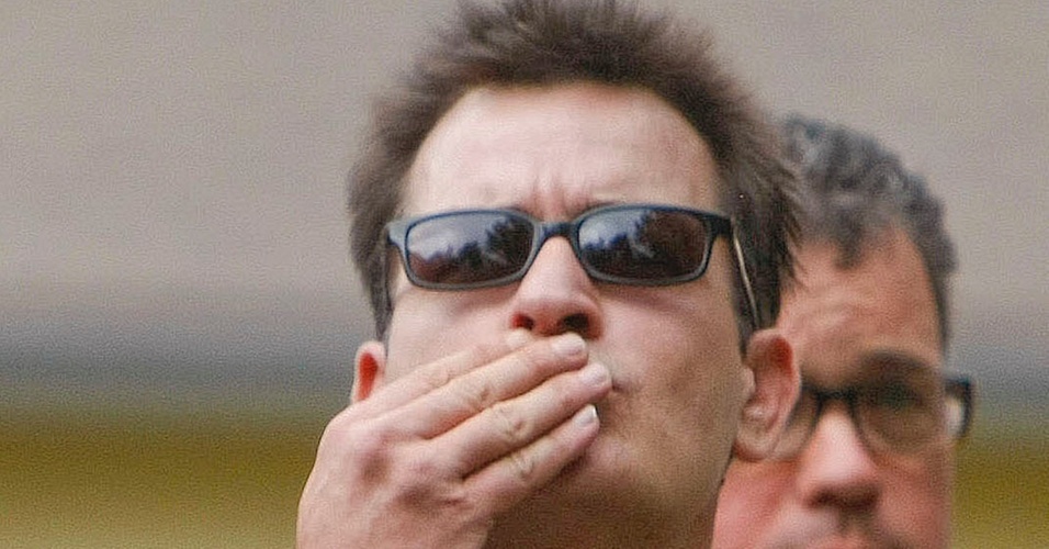Charlie Sheen manda beijos para os fãs ao chegar a um tribunal em Aspen, Colorado (2/8/2010)