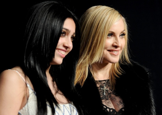 Madonna (dir.) e Lourdes Maria sorriem para os fotgrafos no tapete vermelho da festa ps-Oscar da Vanity Fair, em West Hollywood (27/2/2011)